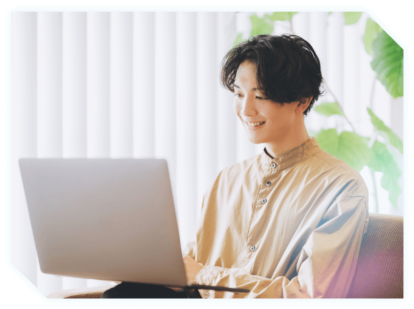 男性がパソコンで作業をしている様子